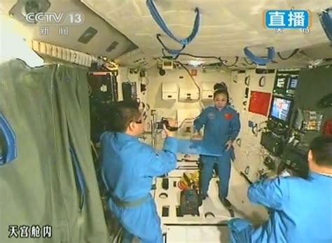 中国航天员首次太空授课 王亚平登“最高”讲台-中新网