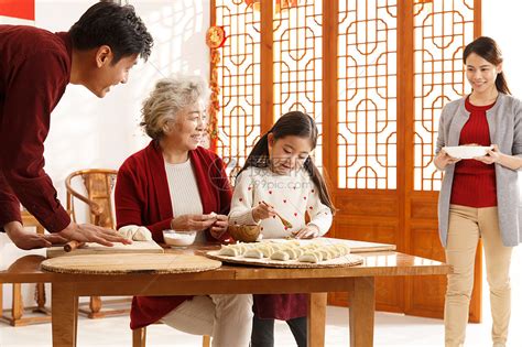新年前夕青年人联系幸福家庭过年包饺子高清图片下载-正版图片501977850-摄图网