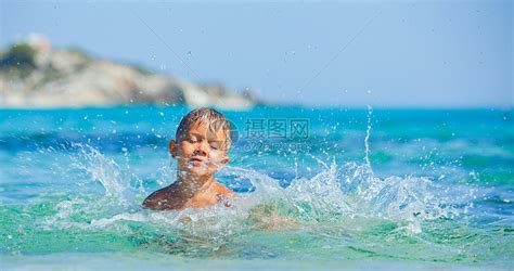 年轻男孩在海上游泳男生文化蓝色喜悦快乐竞赛活动幸福护腕婴儿高清图片下载-正版图片320831985-摄图网