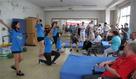河北青年志愿者助残“阳光行动”走进新华区残疾人康复中心--河北--中国志愿服务联合会