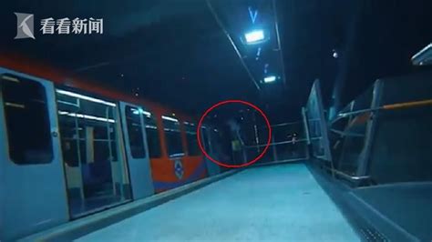 视频｜2名青年爬上地铁车顶 从10多米高桥上跳下寻刺激|车顶|青年|地铁_新浪新闻