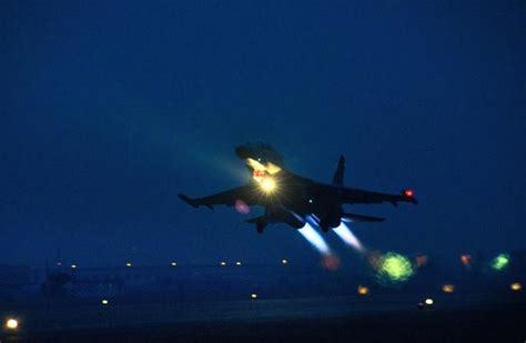 南部战区海航歼-11B重型战斗机夜间出击