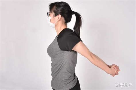 两手撑地，手臂和肩膀成垂直角度，两腿蹬直，背部挺直（见图a）。手肘弯曲90度，上臂紧贴身体两侧，肩膀往下压，背部保持挺直。（见图b）。维持1分钟时间。