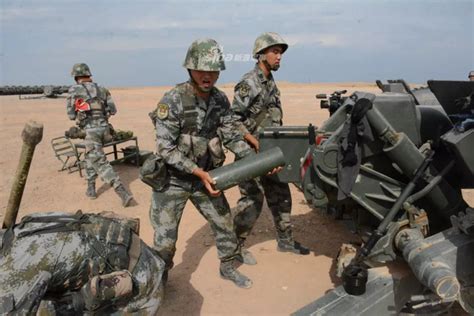 《芳华》中一个穿越的弹药箱，曝光中国全军通用榴弹炮_手机新浪网