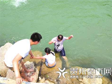 女孩落水被冲走，贵州一大三学生跳河救人悄然离开_手机新浪网