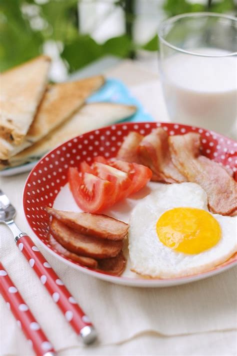 【培根煎蛋早餐的做法步骤图，怎么做好吃】干净大王_下厨房