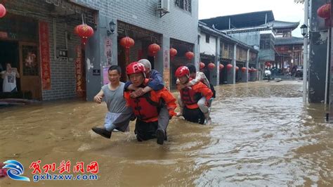 富川：多地群众被洪水围困 消防员挨家挨户救援转移_富川_贺州新闻网