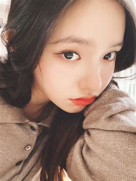 红色长发温柔女生头像