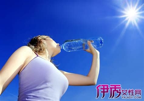 【晚上喝水多有什么危害】【图】晚上喝水多有什么危害？ 喝水对人体的11个作用(2)_伊秀健康|yxlady.com