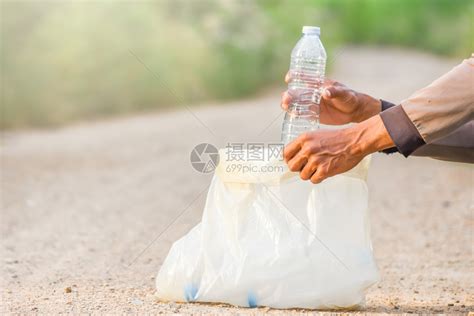 当事人回应一家人在海边捡塑料空瓶卖废品捐款，如何评价他们的行为？ - 知乎