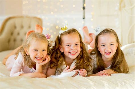 三个小女孩图片-趴在床上的三个金发小女孩素材-高清图片-摄影照片-寻图免费打包下载