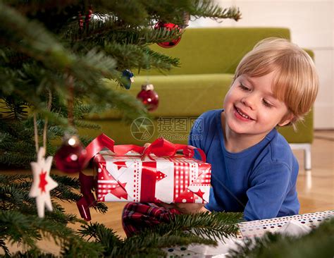 收到圣诞礼物的男孩高清图片下载-正版图片501446780-摄图网