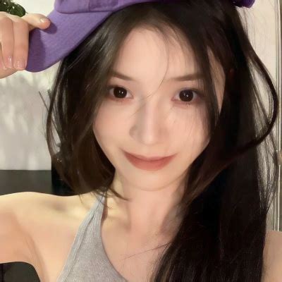 甜美女生真人头像戴帽子