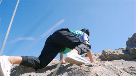 4K攀岩男性青年特写攀登登高顶动作爬山悬崖mp4格式视频下载_正版视频编号121144-摄图网