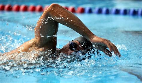 水下的男性游泳赛游泳比赛图片下载 - 觅知网