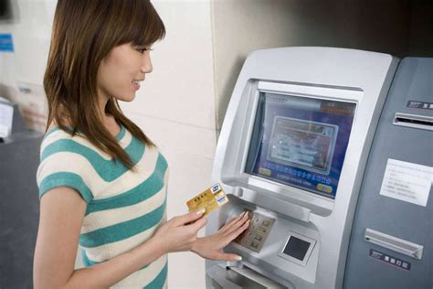ATM自动取款机账户余额-银行ATM机上显示当前可用余额和账户余额有什么不同？