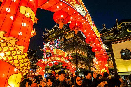 春节的上海城隍庙庙会张灯结彩高清图片下载-正版图片500820625-摄图网