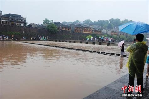 湖南凤凰古城遭暴雨 景点跳岩石墩几近被淹 - China.org.cn