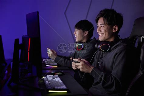 青年男性熬夜通宵使用手柄玩电脑游戏高清图片下载-正版图片501806430-摄图网