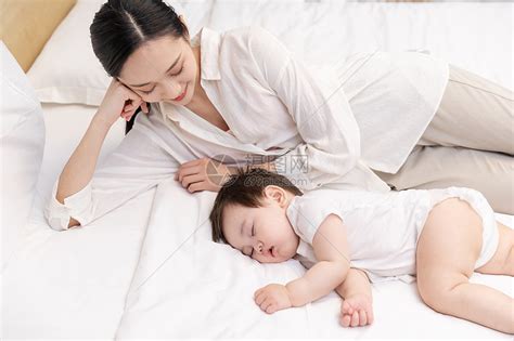 妈妈陪伴婴儿睡觉高清图片下载-正版图片501622053-摄图网