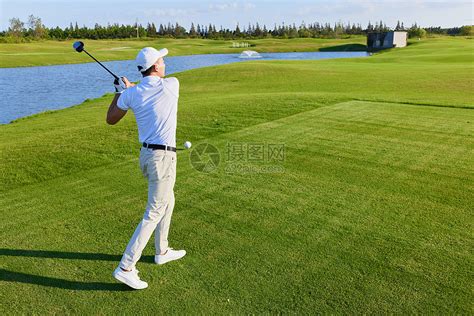 打高尔夫的男性挥杆动作高清图片下载-正版图片501801960-摄图网