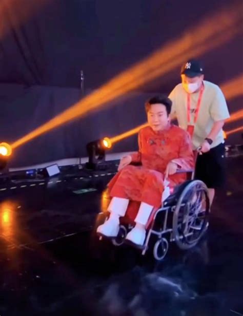 44岁李玉刚近况引人担忧！坐轮椅录制节目，上台阶更是要两人搀扶 - 知乎