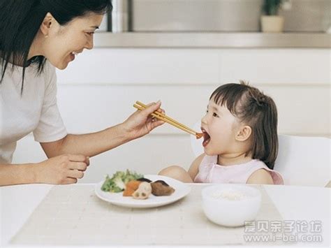 让孩子一起吃饭有什么好处 孩子一岁吃饭怎么吃好 _八宝网