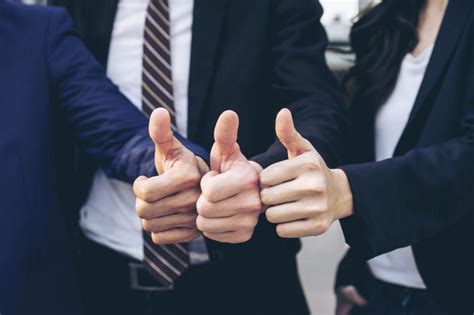 成功的生意人用拇指举起和微笑商业团队合作伙伴年轻的内容高清图片下载-正版图片307850021-摄图网