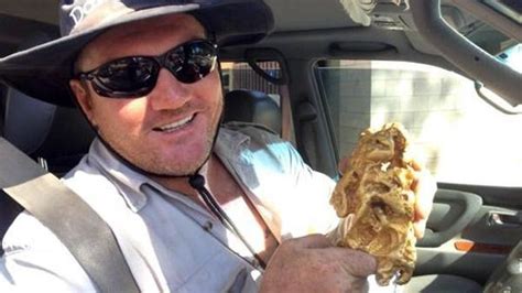 汇思想 _ 澳大利亚男子外出野游捡到2.5公斤重天然金块