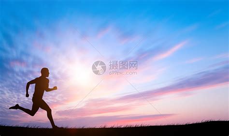 海边美丽夕阳下跑步的男人摄影图片 - 三原图库sytuku.com