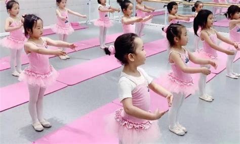 课堂视频：郑州幼儿街舞启蒙班表演《孤勇者》适合幼儿园跳的街舞_腾讯视频