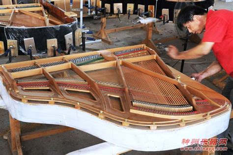 一台“中国造”钢琴的诞生——走进70年历史的东北钢琴厂_云南网