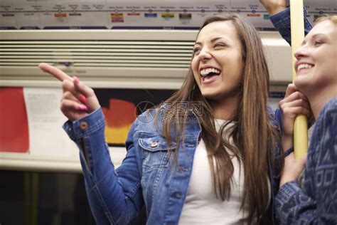 两个在坐地铁的快乐女孩高清图片下载-正版图片502516574-摄图网