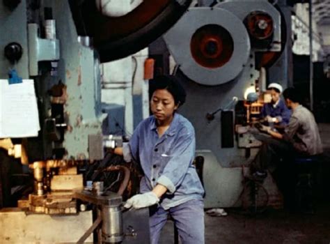 七十年代工厂工人老照片，那时他们是领导阶级社会地位很高-搜狐大视野-搜狐新闻