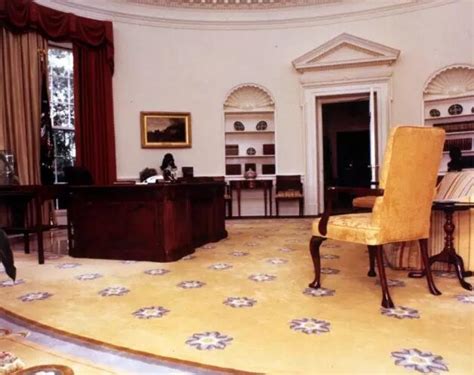 和约翰·肯尼迪总统在白宫椭圆办公室内玩捉迷藏的一双儿女——卡罗琳·|肯尼迪|卡罗琳|约翰·肯尼迪_新浪新闻