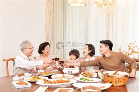 家庭团聚幸福一家人聚餐干杯高清图片下载-正版图片501696240-摄图网