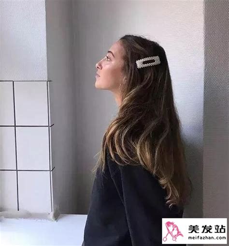 甜美女生戴发夹头像图片