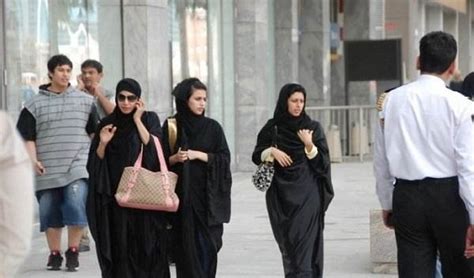 去迪拜旅游要注意了，这种女人不能拍，地上的小卡片也不能信！