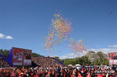 西藏自治区成立50周年群众游行活动今天在拉萨布达拉宫广场举行。图为国旗方队经过主席台前。人民网记者 赵纲摄