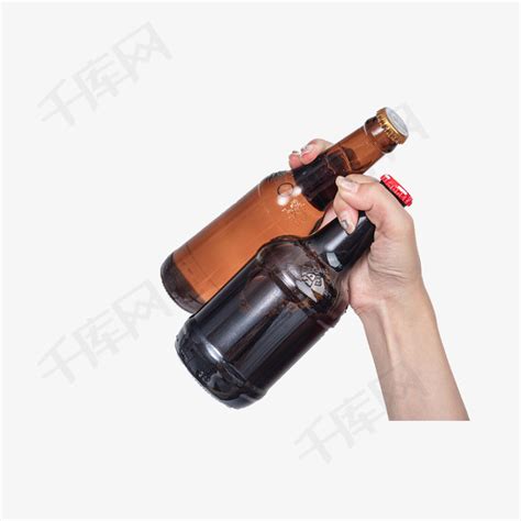 手拿啤酒图片