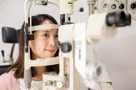 女在眼镜中看眼透视器确定高清图片下载-正版图片507285267-摄图网