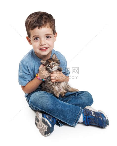 可爱的三岁男孩抱着一只小猫用快乐高清图片下载-正版图片503083609-摄图网