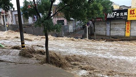 陕西榆林暴雨淹城小时雨强历史少见 多条道路被冲毁|界面新闻 · 中国