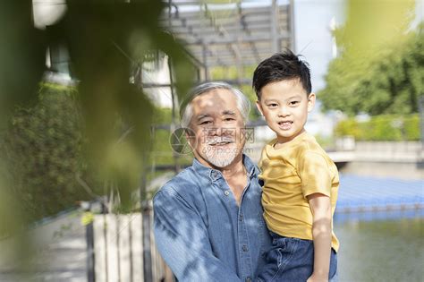 老人抱着孙子在户外散步高清图片下载-正版图片502332251-摄图网