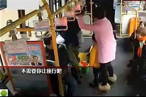 女子带小孩坐公交强迫他人让座，拍摄者：旁边还有老人起哄|公交_新浪新闻