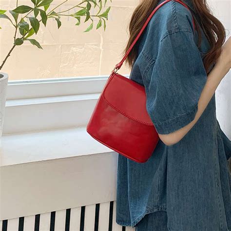自制包包女2022新款韩国ins质感百搭小众设计红色单肩斜挎水桶包 - 三坑日记