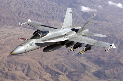 图文：美海军F/A-18F超级大黄蜂战机特技表演_新浪军事_新浪网