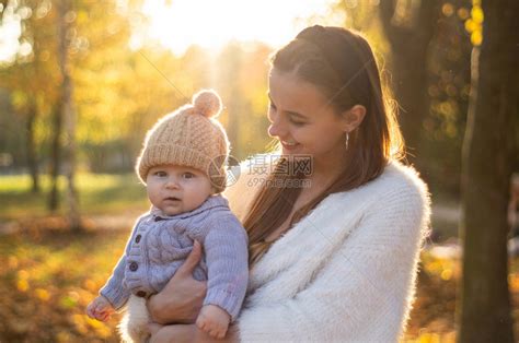 母亲把小儿子抱在怀里高清图片下载-正版图片506291069-摄图网