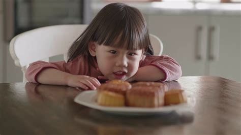 幼儿,女孩,吃,月饼视频素材下载_正版视频VCG42N1173734729-VCG.COM