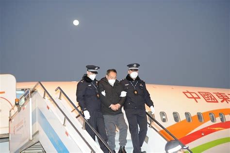 化名潜逃26年 红通人员王汉民在成都被缉捕归案_四川在线